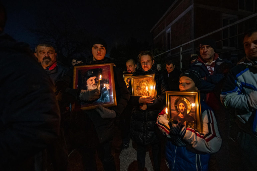 Верници са свећама иконама у протестној шетњи, Подгорица, 31. децембар 2019. (Фото: mitropolija.com)