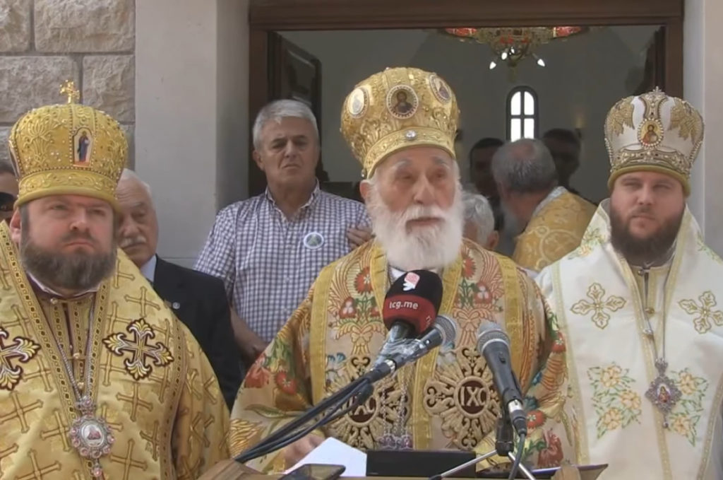 Miraš Dedeić sa sveštenstvom Crnogorske pravoslavne crkve (Foto: Snimak ekrana/Jutjub)