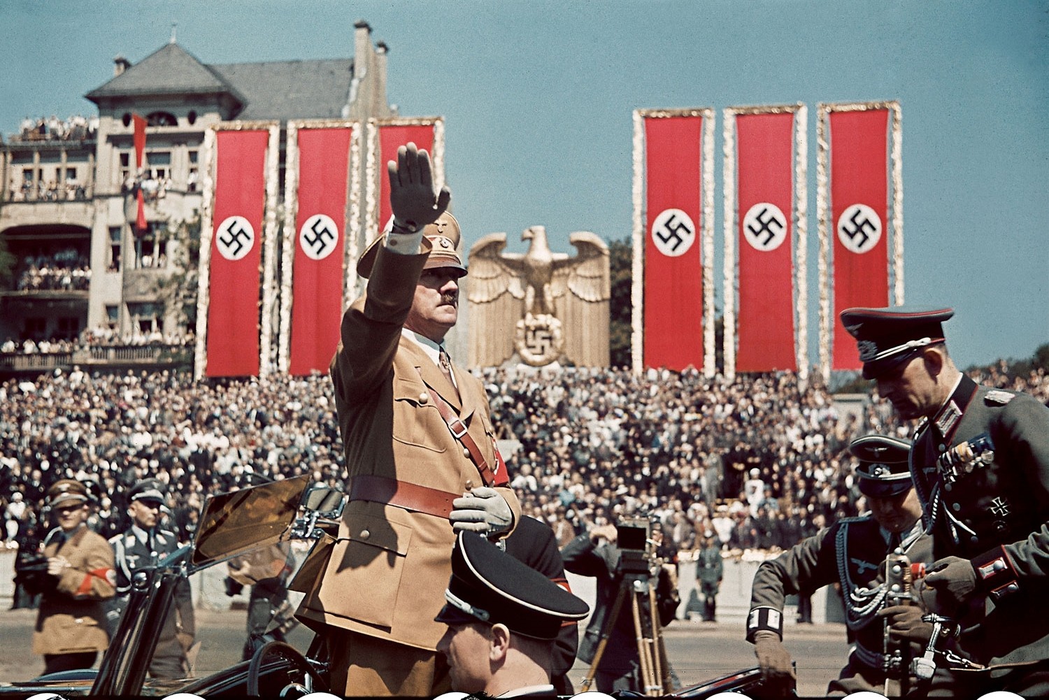 Hitler salutira okupljenim nacistima tokom vojne parade u Berlinu 1939. (Foto: Hugo Jaeger/Time & Life Pictures/Getty Images)
