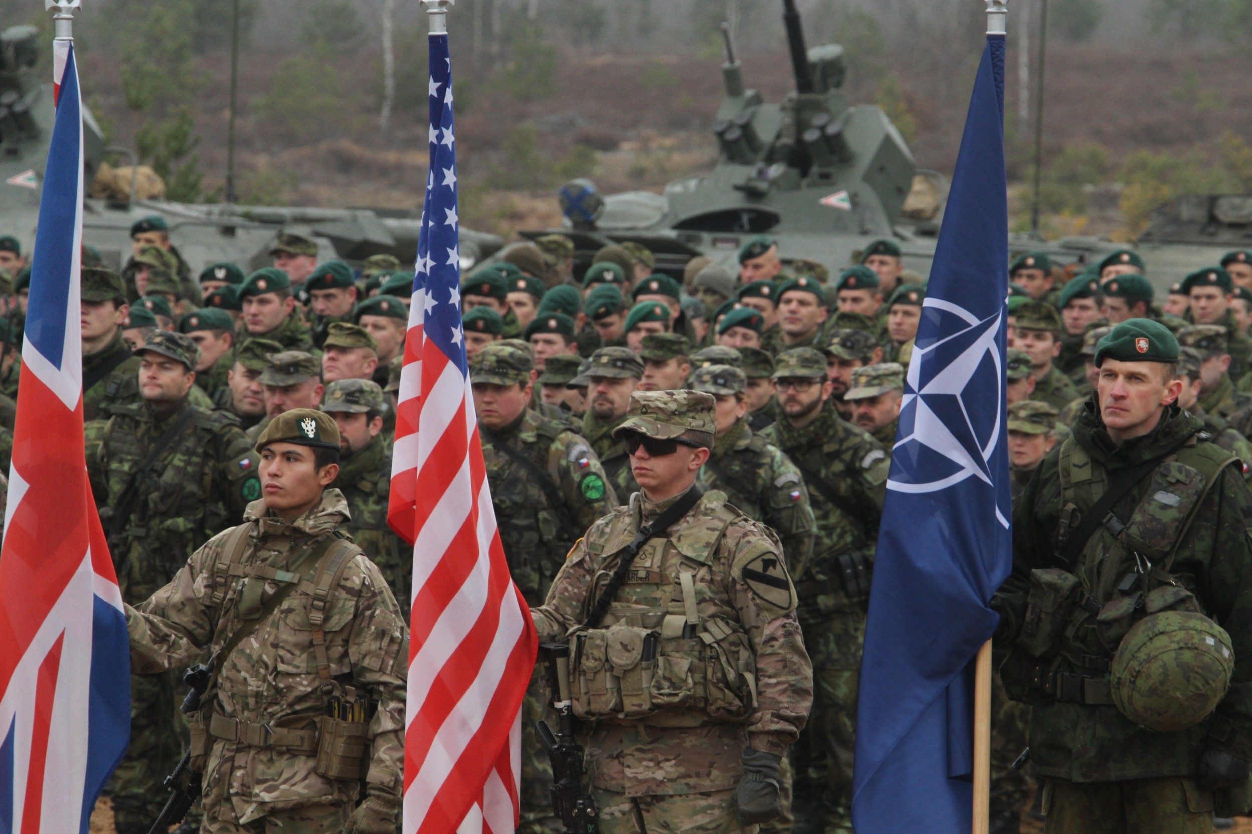 Američki i britanski vojnici drže zastave Velike Britanije, NATO i Sjedinjenih Država tokom NATO vojne vežbe, Pabrade, Litvanija, 13. novembar 2014. (Foto: Staff Sgt. Keith Anderson)