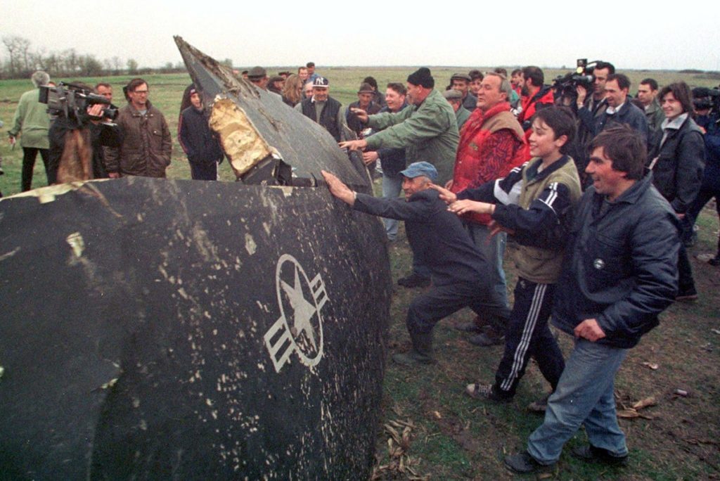 Мештани Буђановаца прослављају обарање авиона Ф-117 током НАТО агресије, 27. март 1999.