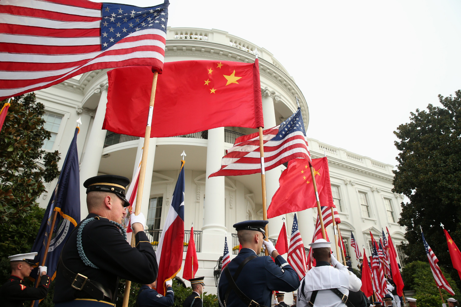 Војна почасна стража носи америчке и кинеске заставе приликом дочека кинеског председника Си Ђинпинга у Белој кући, Вашингтон, 25. септембар 2015. (Фото: AP Photo/Andrew Harnik