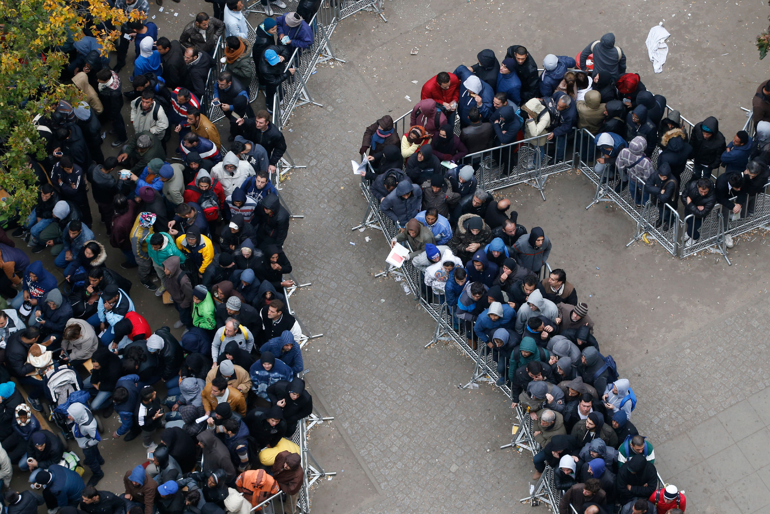 Migranti čekaju u redu za registraciju ispred Kancelarije za zdravstvo i socijalna pitanja u Berlinu, 07. oktobar 2015. (Foto: REUTERS/Fabrizio Bensch)