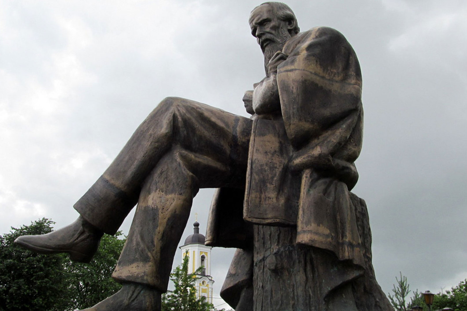 Споменик Достојевском у граду Стараја Руса (Фото: prigorod.info)