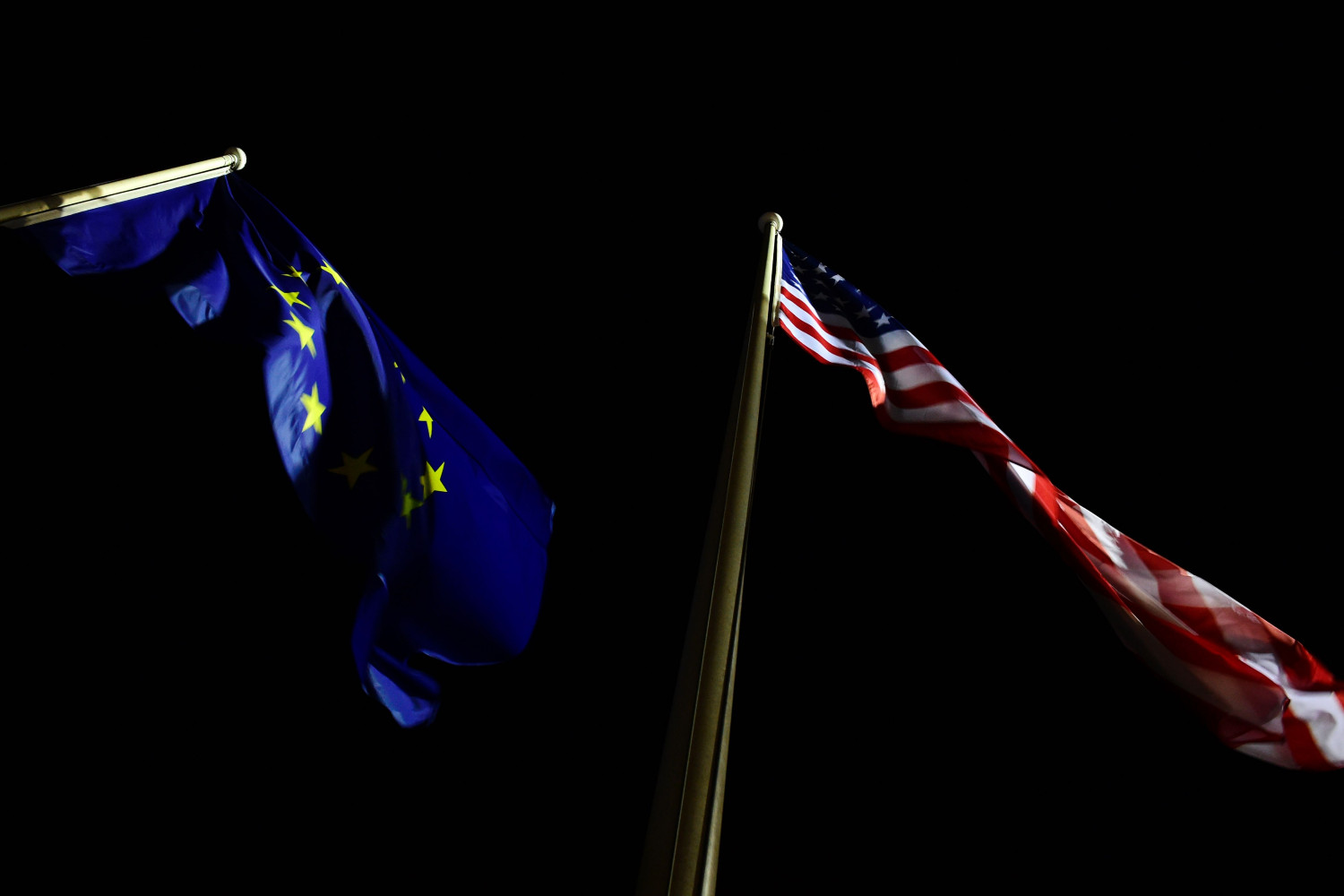 Zastave Evropske unije i Sjedinjenih Država se vijore noću (Foto: Tobias Schwarz/AFP via Getty Images)