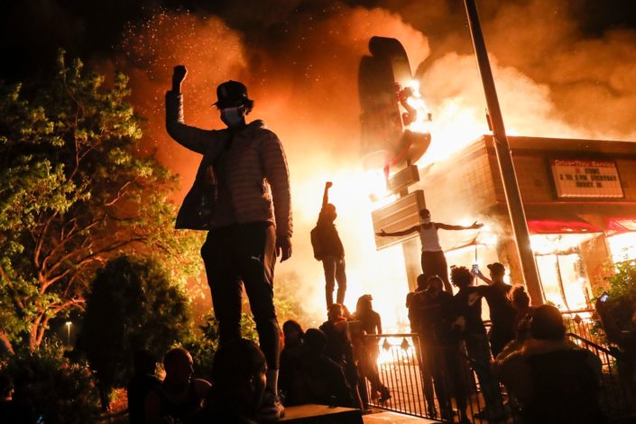 Protesti se šire Amerikom, zapaljene policijske stanice, Tramp preti vojskom