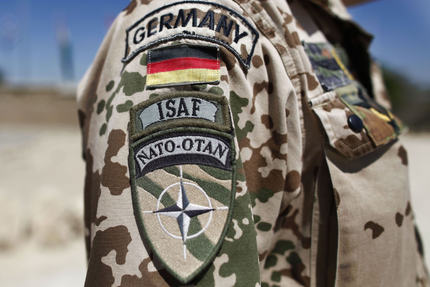 Беџеви заставе Немачке и НАТО-а на рукаву немачког војника стационираног у Авганистану у оквиру НАТО контигента (Фото: Anja Niedringhaus/AP)