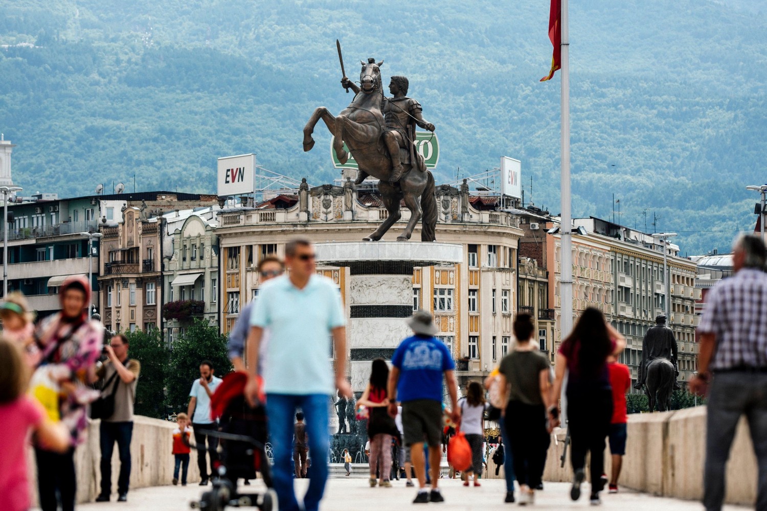 Грађани Скопља прелазе преко моста у центру града, 10. јун 2018. (Фото: Robert Atanasovski/AFP/Getty Images)