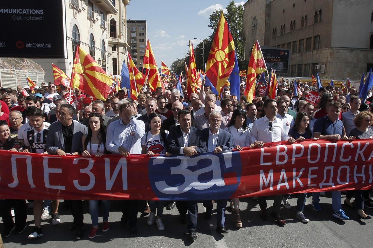 Premijer Makedonije Zoran Zaev predvodi marš pristalica referenduma za promenu imena koji nose transparent na kome piše „Izađi za evropsku Makedoniju“, Skoplje, 16. septembar 2018. (Foto: AP Photo/Boris Grdanoski)