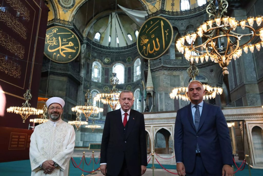 Turski predsednik Redžep Tajip Erdogan, ministar turizma Mehmet Nuri Ersoj i Ali Erbaš poziraju unutar Aja Sofije, Istanbul, 23. jul 2020. (Foto: Murat Cetinmuhurdar/PPO/Reuters)