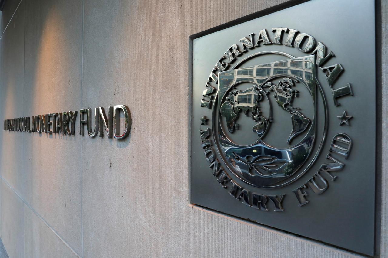 Лого Међународног монетарног фонда (ММФ) на седишту зграде у Вашингтону (Фото: Reuters/Yuri Gripas)