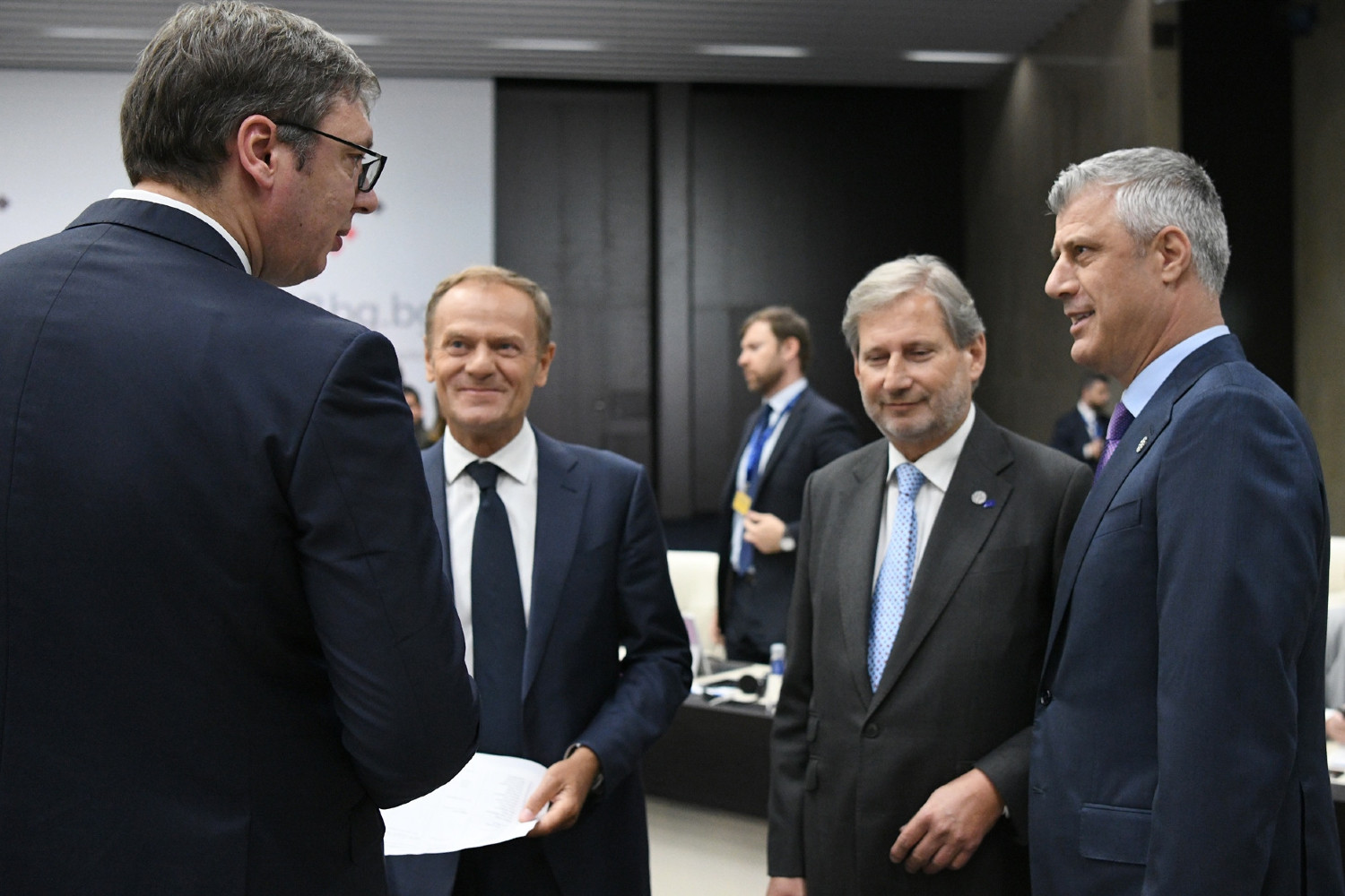 Predsednik Srbije Aleksandar Vučić u razgovoru sa Hašimom Tačijem u prisustvu Donalda Tuska i Johanesa Hana (Foto: Dimitar Dilkoff/Pool/EPA-EFE )