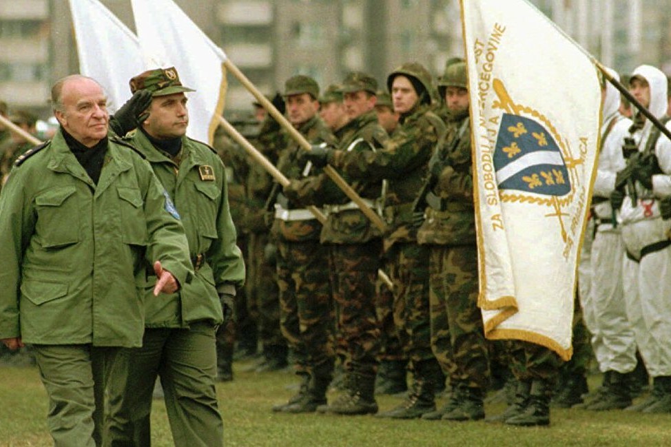 Bošnjački lider Alija Izetbegović vrši smotru trupa Armije BiH (Foto: AP Photo/Enric F.Marti)