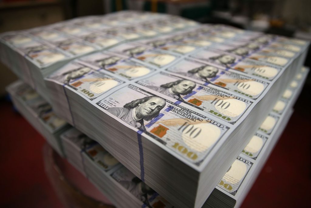 Odštampane novčanice od 100 dolara u Birou za graviranje i štampanje u Vašingtonu (Foto: Mark Wilson/Getty Images)