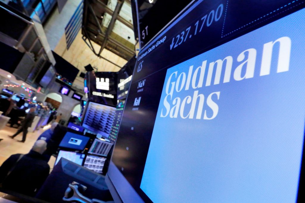 Logo Goldman Saksa prikazan na ekranu unutar Njujorške berze na Volstritu (Foto: AP Photo/Richard Drew)