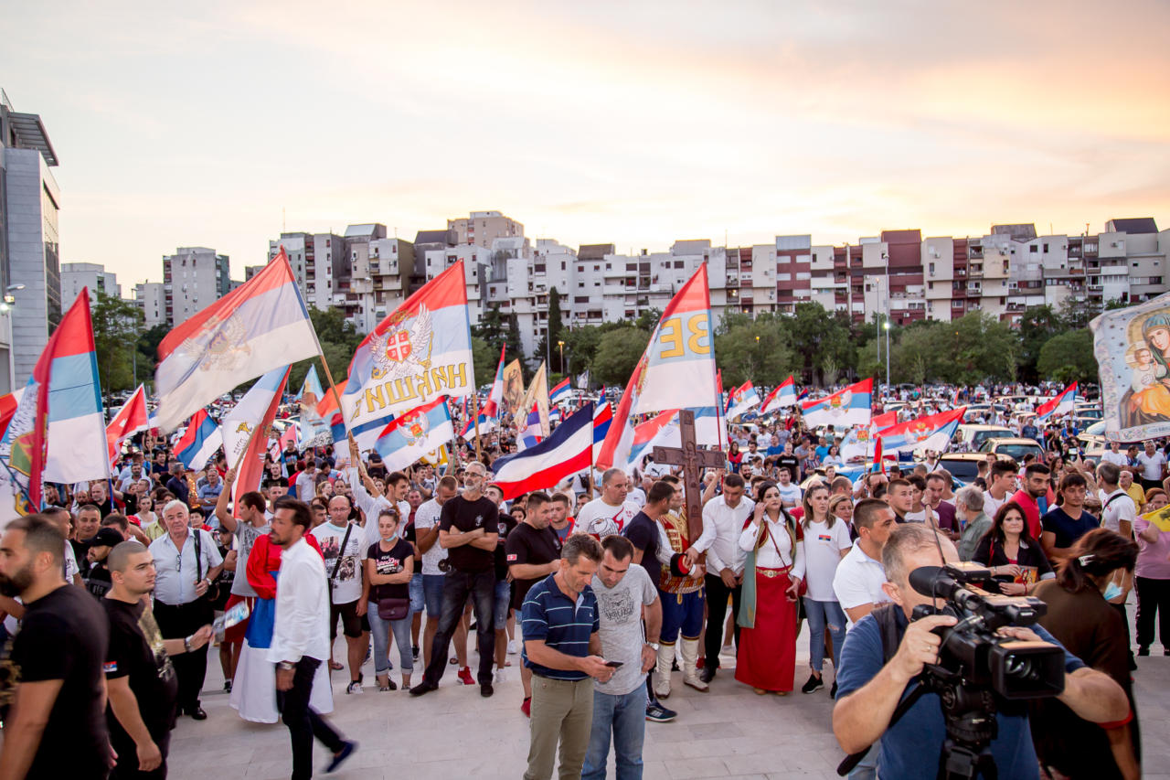 Okupljeni građani sa trobojkama tokom litije ispred Hrama Hristovog Vaskrsenja u Podgorici, 23. avgust 2020. (Foto: Boris Musić/mitropolija.com)