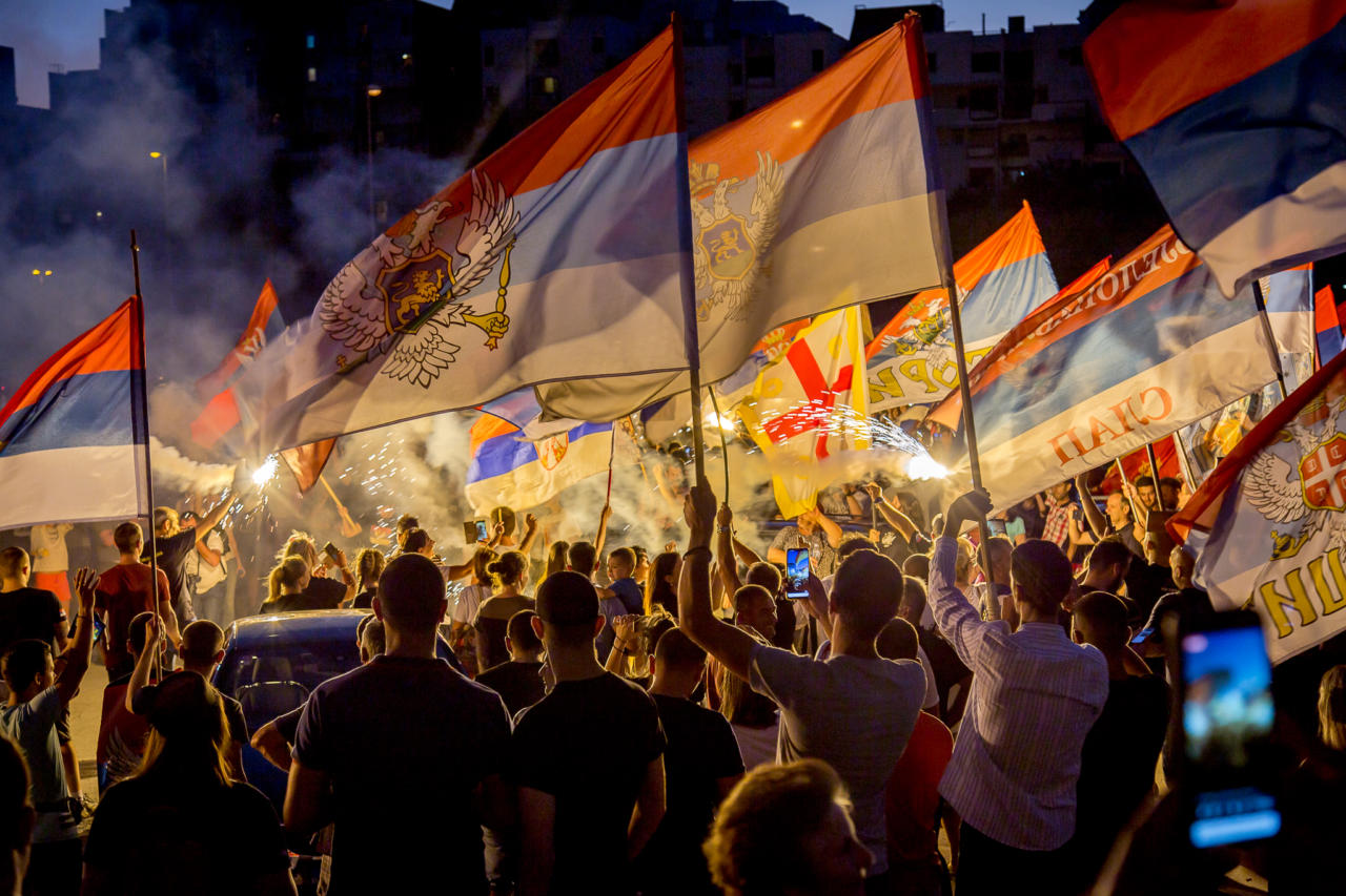 Građani sa trobojkama i crkvenim zastavama tokom litije ispred Hrama Hristovog Vaskrsenja, Podgorica, 23. avgust 2020. (Foto: Jovan D. Radović/mitropolija.com)