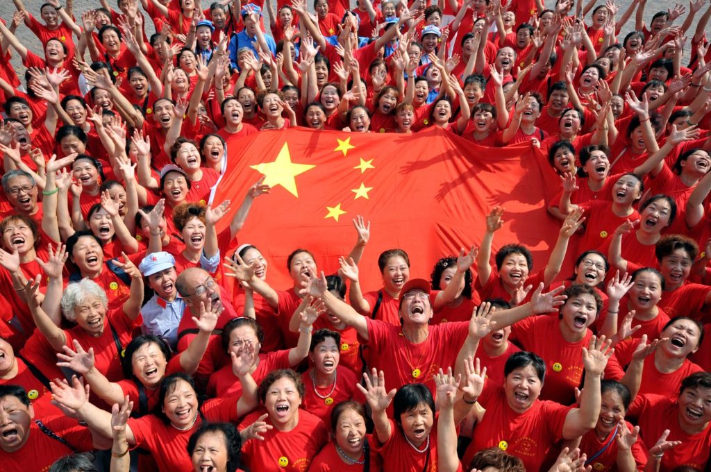 Kineski građani drže zastavu Kine tokom proslave godišnjice osnivanja, Čungking, 29. septembar 2009. (Foto: Reuters/China Daily)