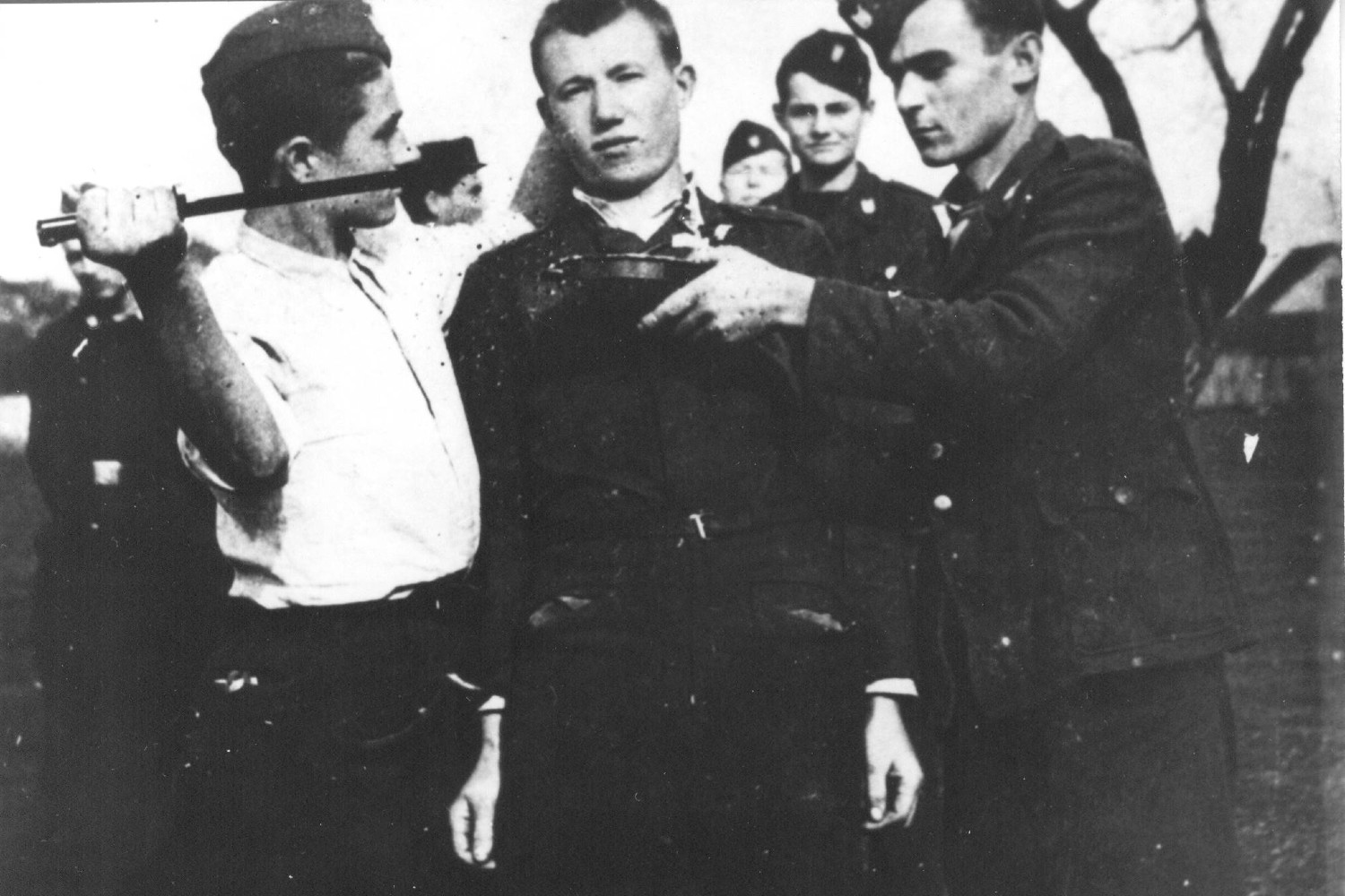 Усташки злочинци непосредно пре ископавања очију заробљеном Србину негде у Босни, 1943. године (Фото: znaci.net)