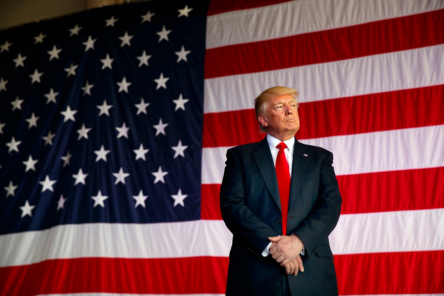 Амерички председник Доналд Трамп позира поред велике америчке заставе (Фото: Evan Vucci/AP Photo)