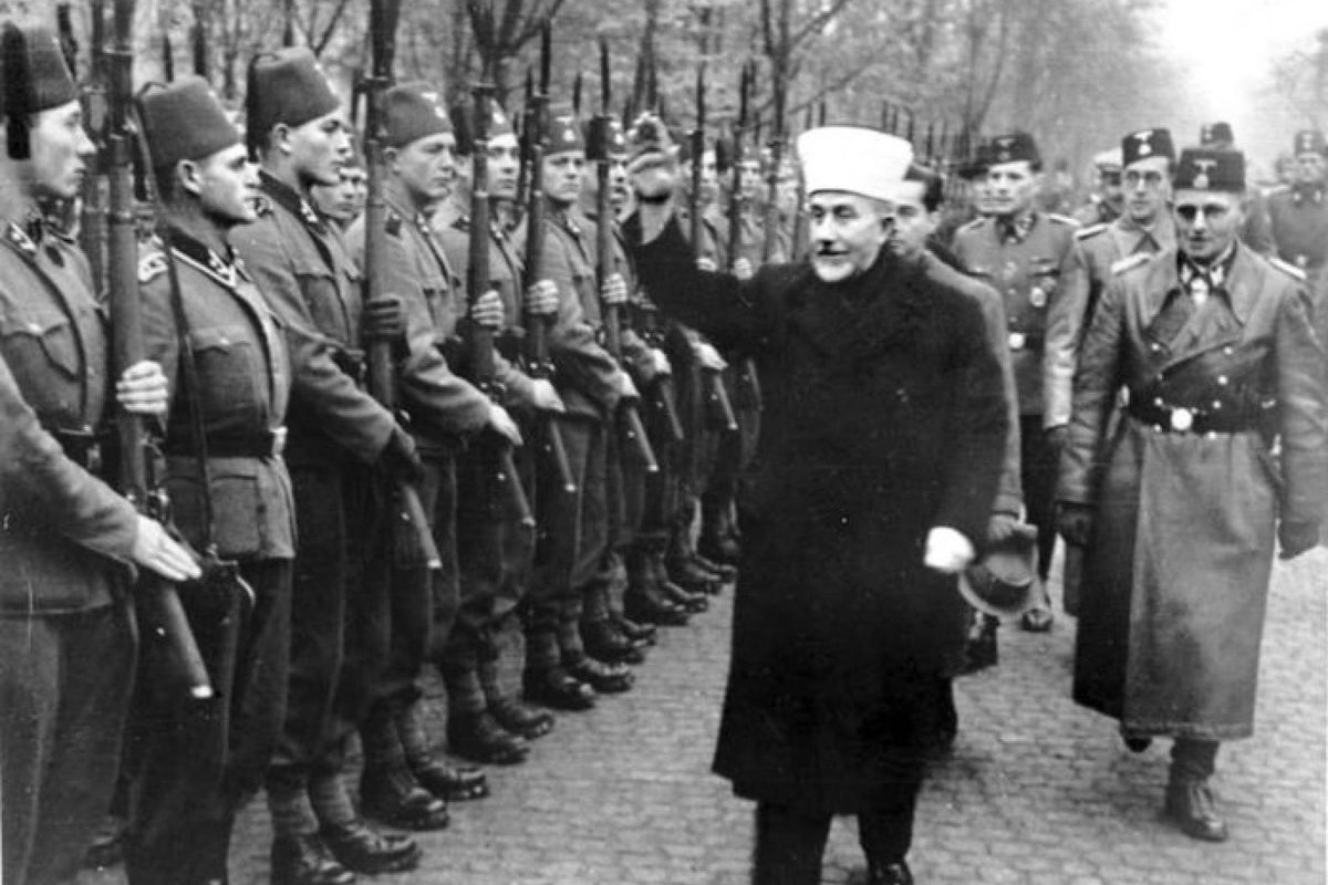 Велики муфтија Јерусалима, Мухамед Амин ел Хусеини, поздравља припаднике 13. СС дивизије нацистичким поздравом у новембру 1943. године (Фото: Bundesarchiv, Bild 146-1980-036-05/Unknown author/CC-BY-SA 3.0)