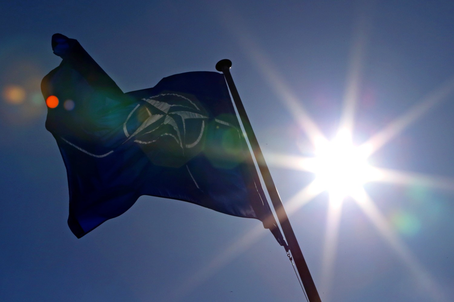 Застава НАТО испред седишта у Бриселу (Фото: Yves Herman/Reuters)