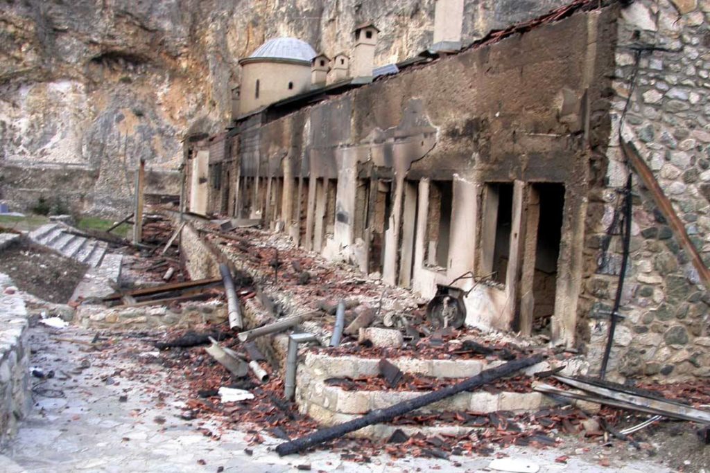 Ostaci spaljenog Dušanovog konaka u manastiru Sveti Arhangeli kraj Prizrena nakon martovskog pogroma 2004. (Foto: eparhija-prizren.org)