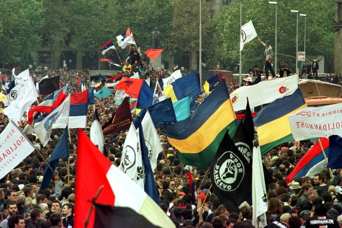 Демонстранти са заставама Отпора и разних других покрета и политичких странака током демонстрација испред Народне скупштине, 05. октобар 2020. (Фото: Танјуг/Раде Прелић)