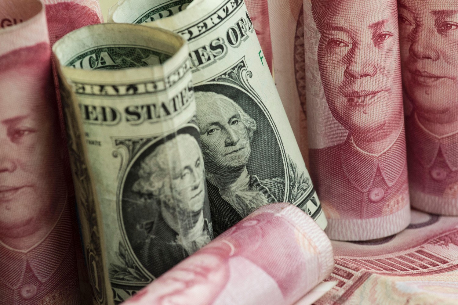 Новчанице америчког долара и кинеског јена (Фото: Fred Dufour/AFP)