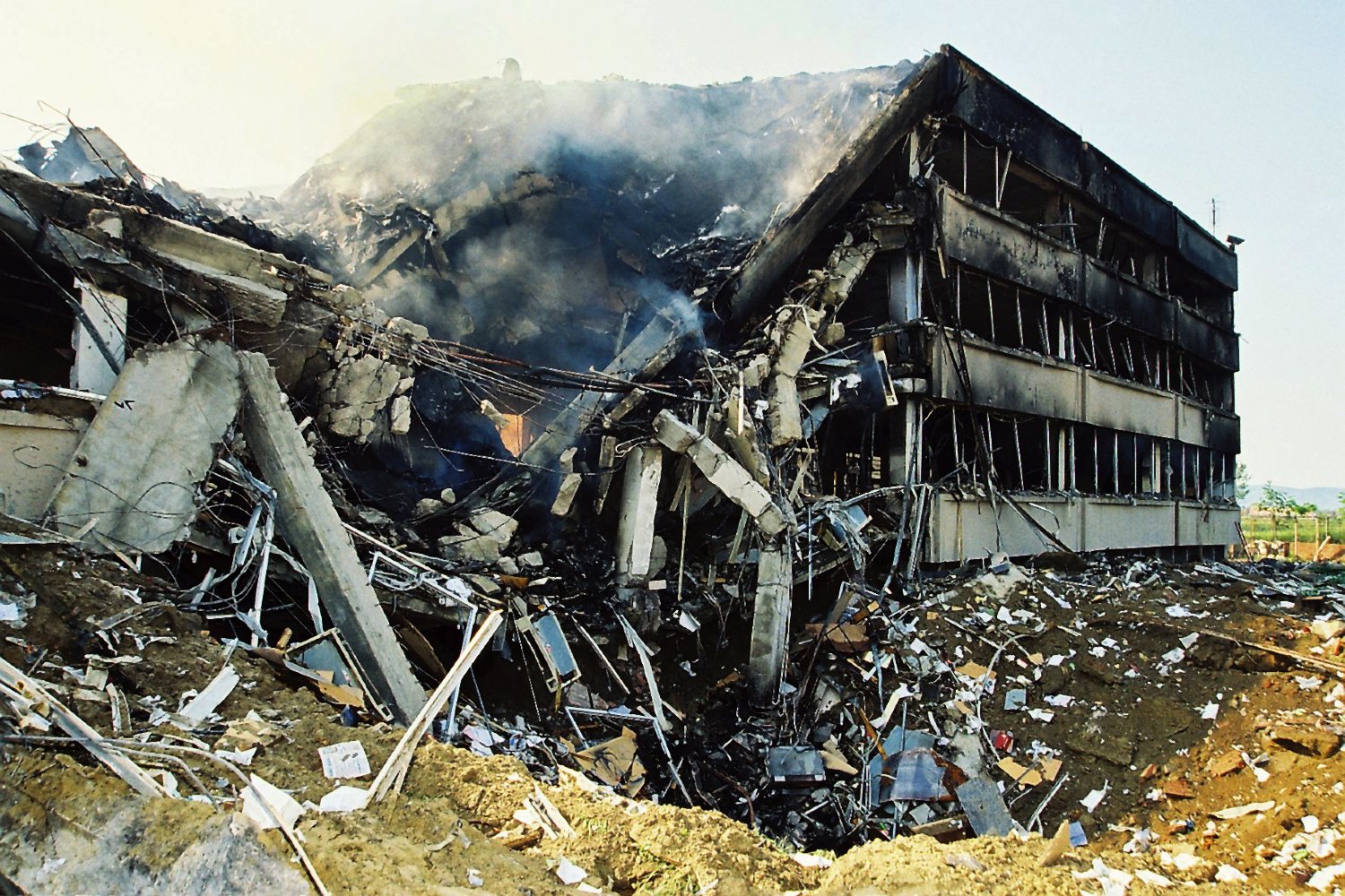 Погођена зграда РТВ Војводине у Новом Саду током НАТО агресије 1999. (Фото: Танјуг/Јарослав Пап)