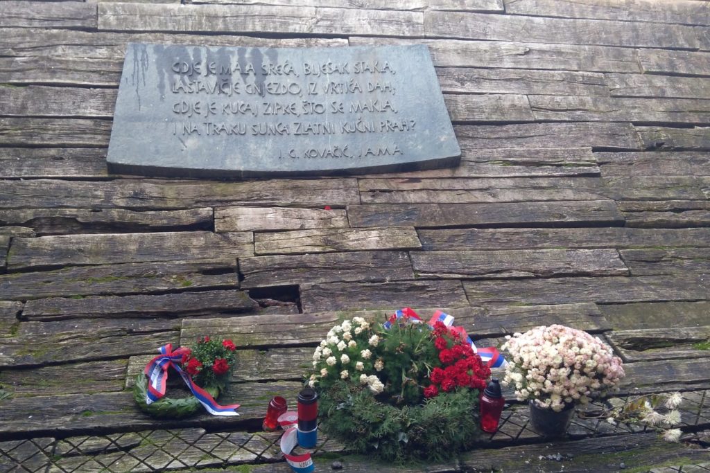 Stihovi iz pesme „Jama“ Ivana Gorana Kovačića unutar spomenika „Kameni cvet“ u spomen-području Jasenovac (Foto: Radomir Jovanović/Novi Standard)