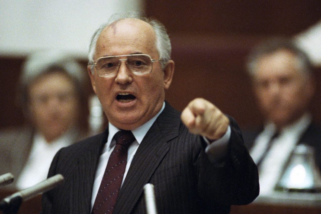Бивши совјетски лидер Михаил Горбачов за говорницом, 1991. године (Фото: Boris Yurchenko/AP Images)
