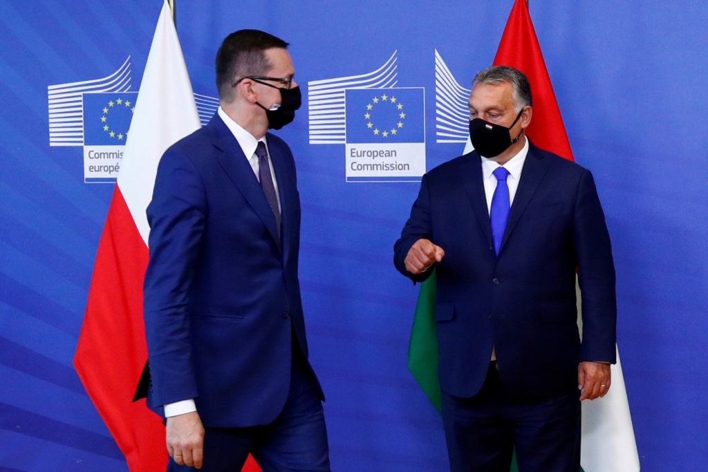 Premijer Poljske Mateuš Moravjecki i premijer Mađarske Viktor Orban tokom pozdravljanja u sedištu Evropske komisije u Briselu, 24. septembar 2020. (Foto: Reuters/Francois Lenoir)