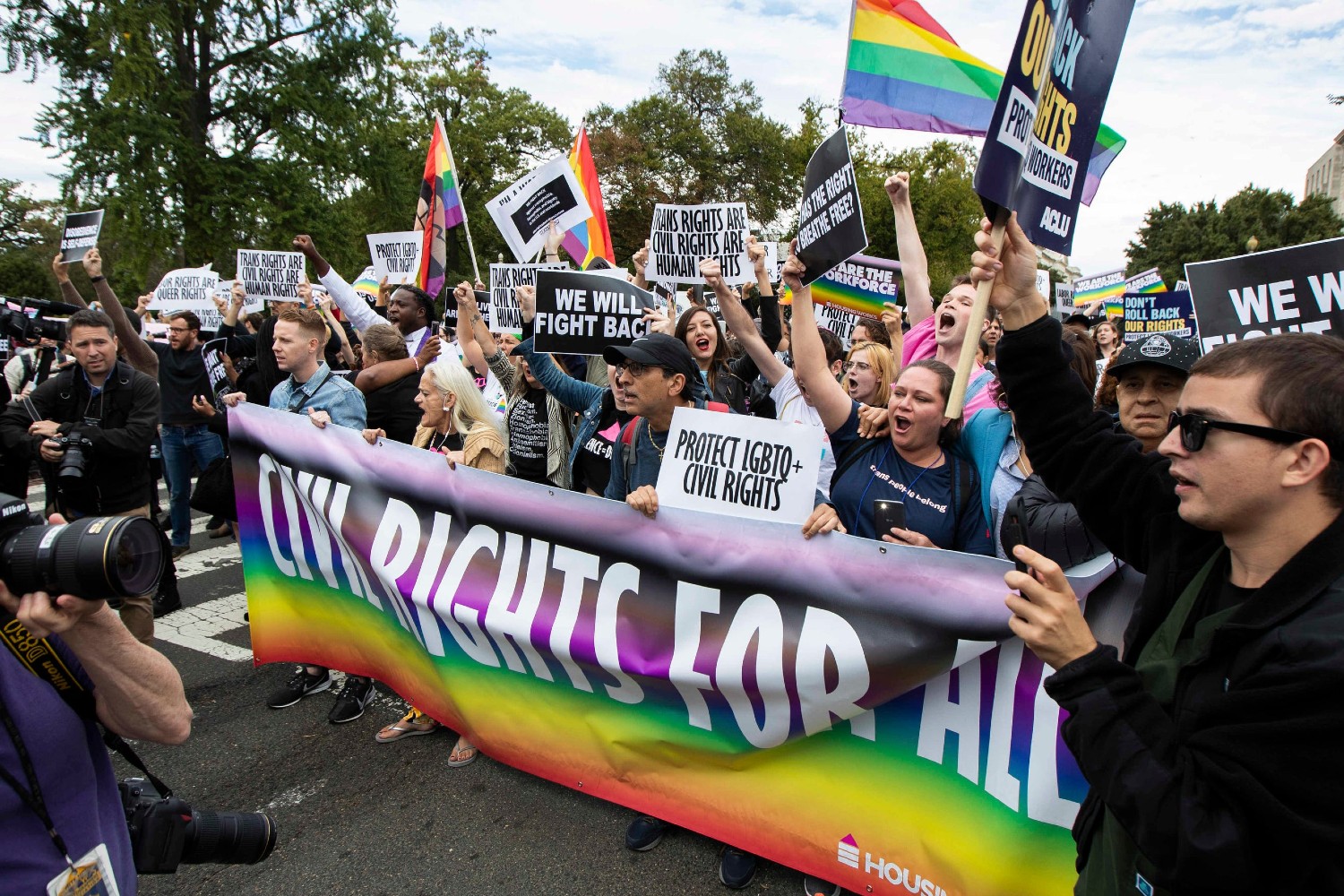 Pripadnici i podržavaoci LGBT pokreta tokom protesta ispred Vrhovnog suda u Vašingtonu, 08. oktobar 2019. (Foto: Manuel Balce Ceneta/AP Photo)