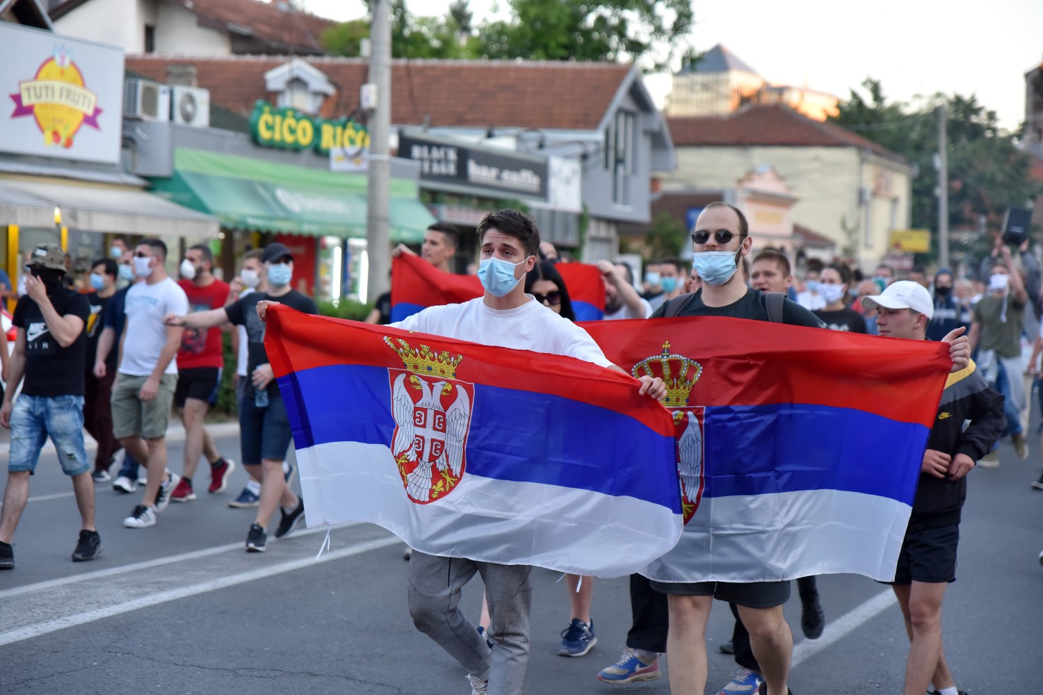 Демонстранти са српским заставама током протеста у Нишу, 08. јул 2020. (Фото: Танјуг/Димитрије Николић)