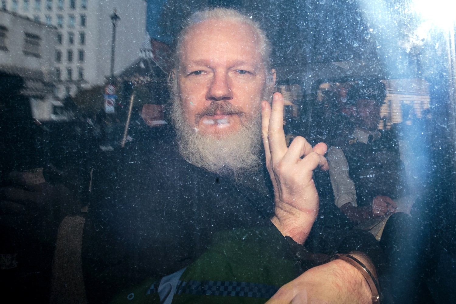 Оснивач Викиликса Џулијан Асанж унутар аутомобила на путу за суд у Лондону, 11. април 2019. (Фото: Jack Taylor/Getty Images)