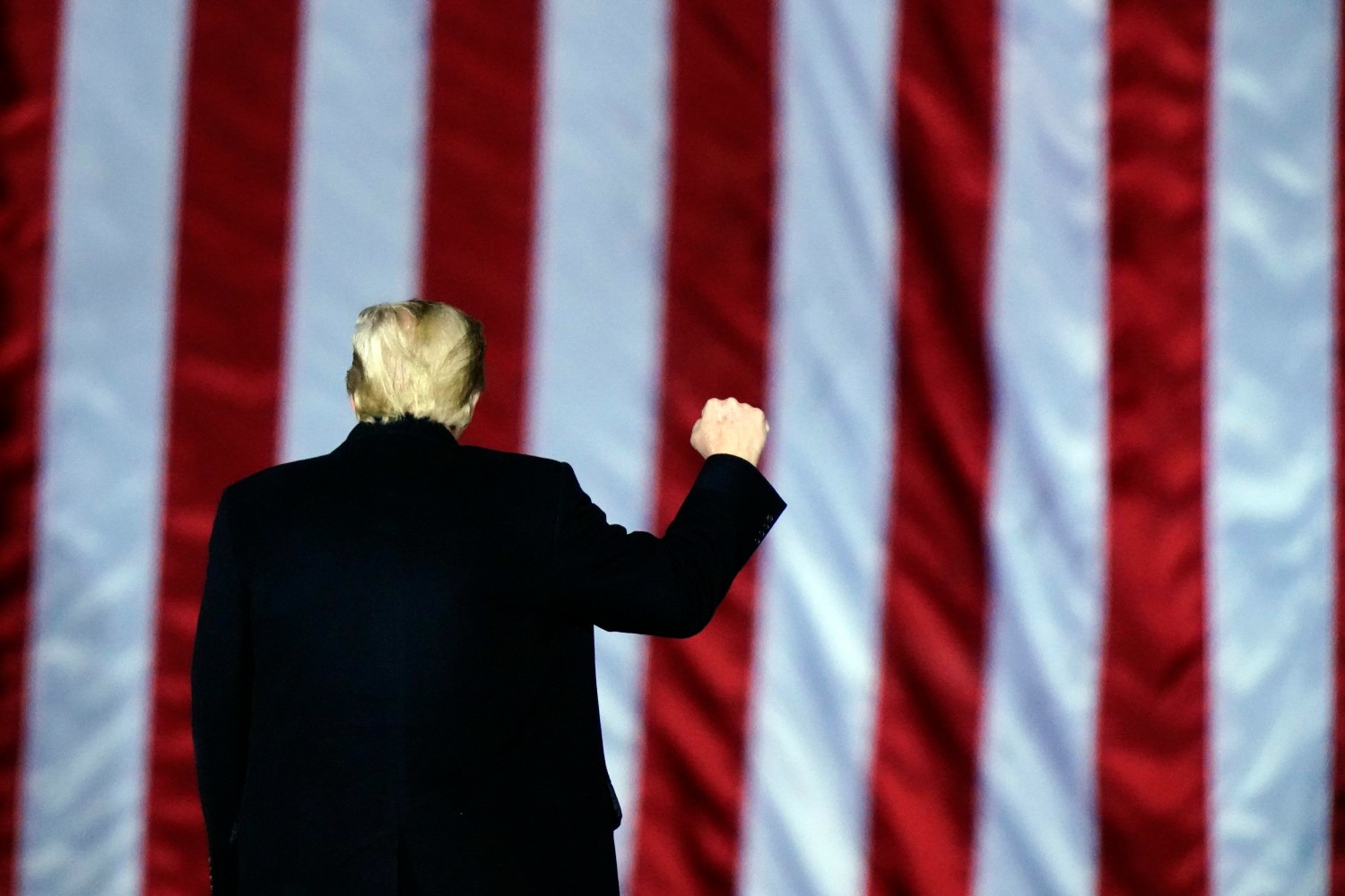 Амерички председник Доналд Трамп гестикулира стиснутом песницом током предизборног скупа подршке републиканским кандидатима за Сенат из Џорџије, Далтон, 04. јануар 2021. (Фото: AP Photo/Brynn Anderson)