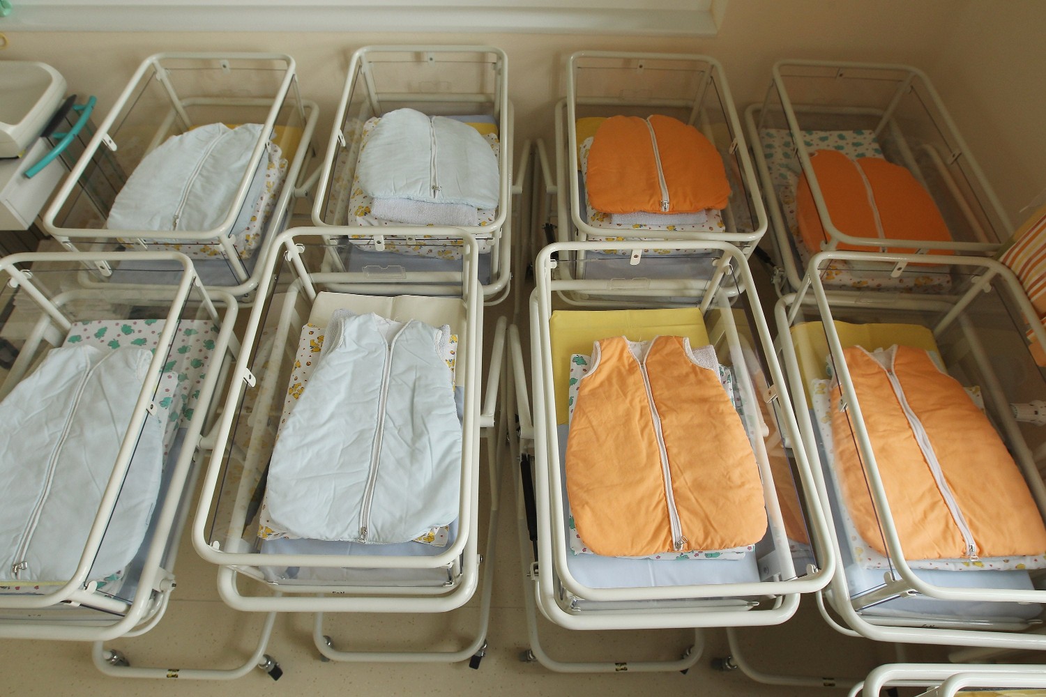 Prazni kreveci za bebe u porodilištu (Foto: Sean Gallup/Getty Images)