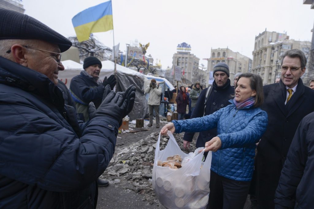 Pomoćnica američkog sekretara za evropska i evroazijska pitanja Viktorija Nuland u pratnji američkog ambasadora u Ukrajini Džofrija Pjata u čuvenoj sceni ponude keksa proevropskim demonstrantima na Trgu nezavisnosti u Kijevu, 11. decembar 2013. (Foto: AP Photo/Andrew Kravchenko)