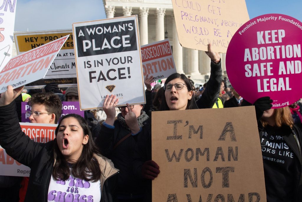Pobornice abortusa sa transparentima tokom jednog protesta ispred američkog Vrhovnog suda, Vašington, 18. januar 2019. (Foto: Saul Loeb/AFP/Getty Images)