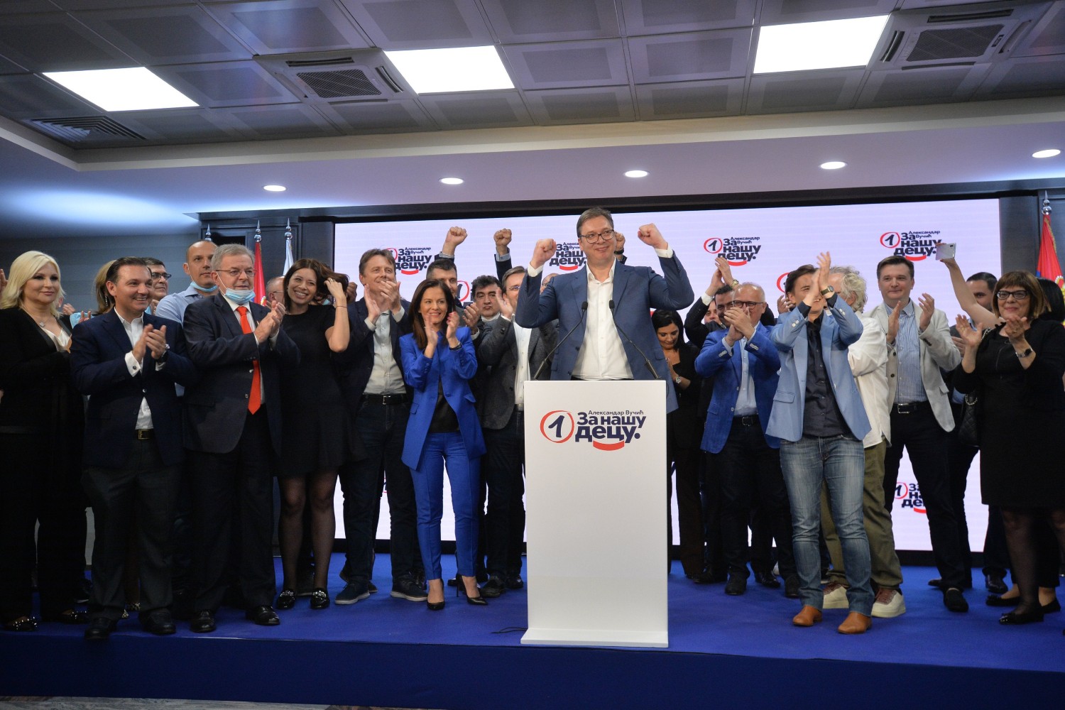 Predsednik Srbije i SNS-a Aleksandar Vučić zajedno sa ostalim članovima stranke tokom proslave izborne pobede 2020. godine (Foto: Tanjug/Zoran Žestić)