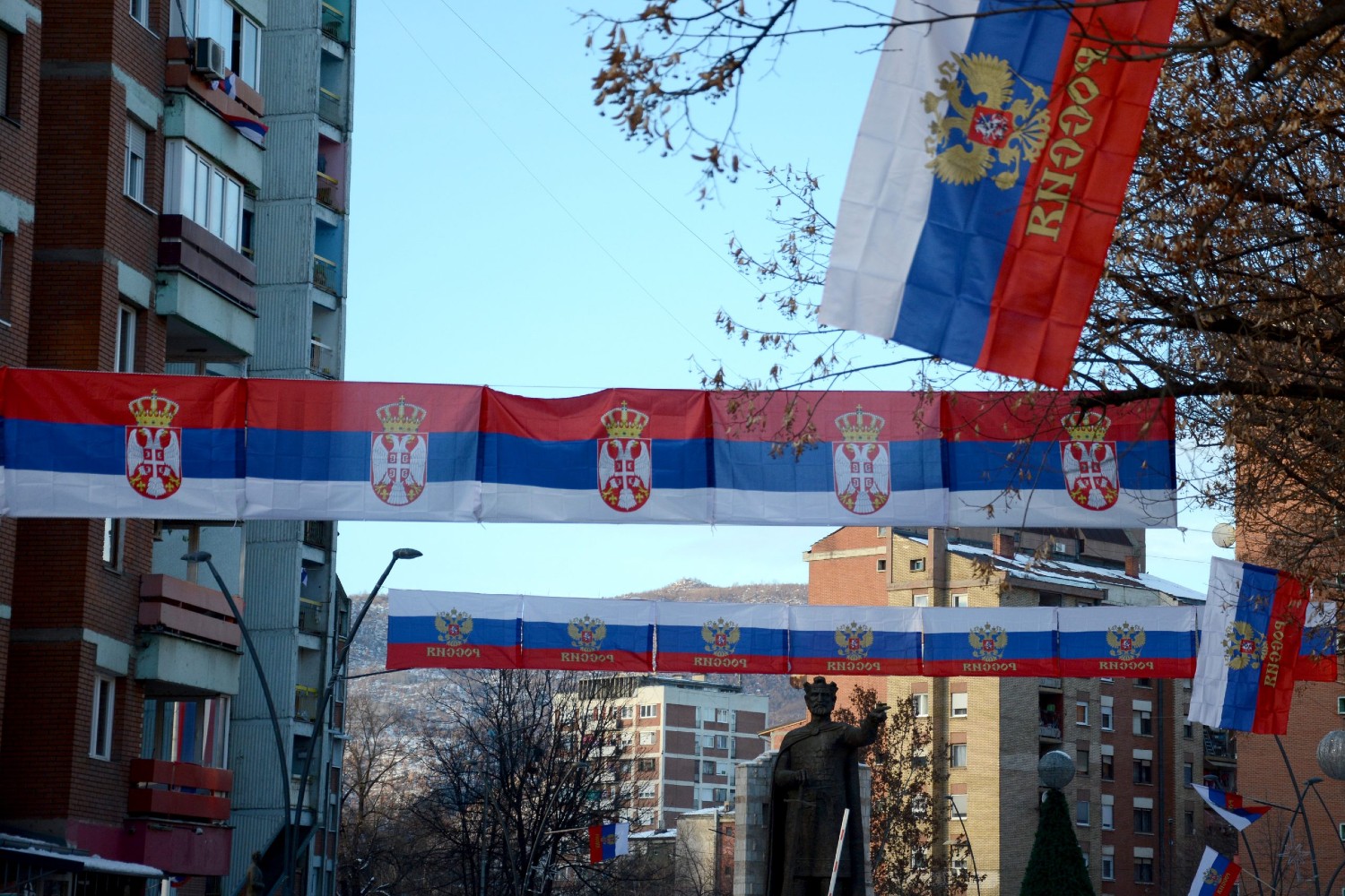 Srpske i ruske zastave u Kosovskoj Mitrovici ispred spomenika knezu Lazaru, 16. januar 2019. godine (Foto: Tanjug/Kancelarija za KiM/)