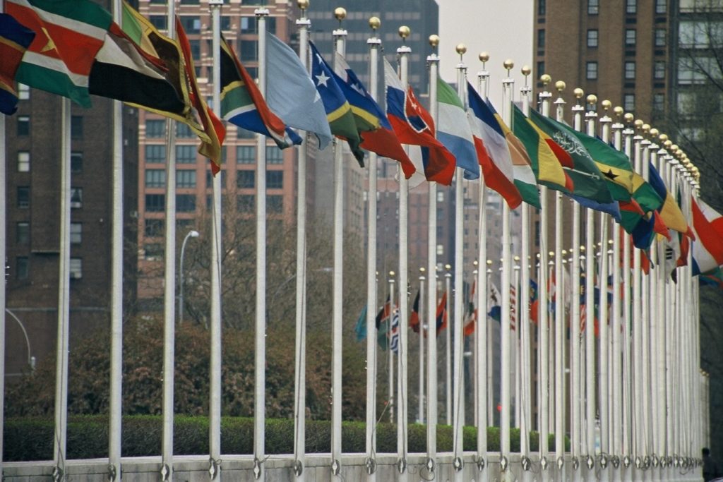 Zastave država članica Ujedinjenih nacija ispred sedišta u Njujorku (Foto: Wikimedia/I, Aotearoa, CC BY-SA 3.0)