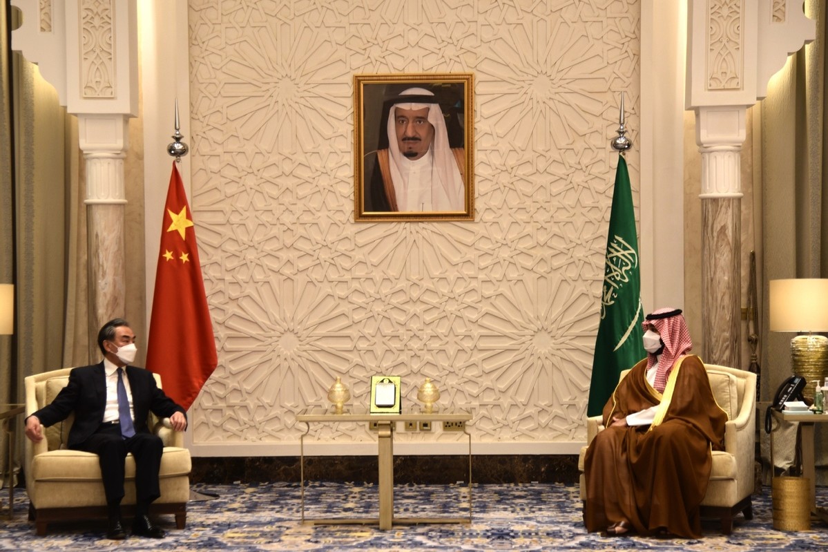 Kineski državni savetnik i ministar spoljnih poslova Vang Ji tokom sastanka sa Mohamedom bin Salmanom, prestolonaslednikom Saudijske Arabije, Rijad, 24. mart 2021. (Foto: Xinhua/Tu Yifan)