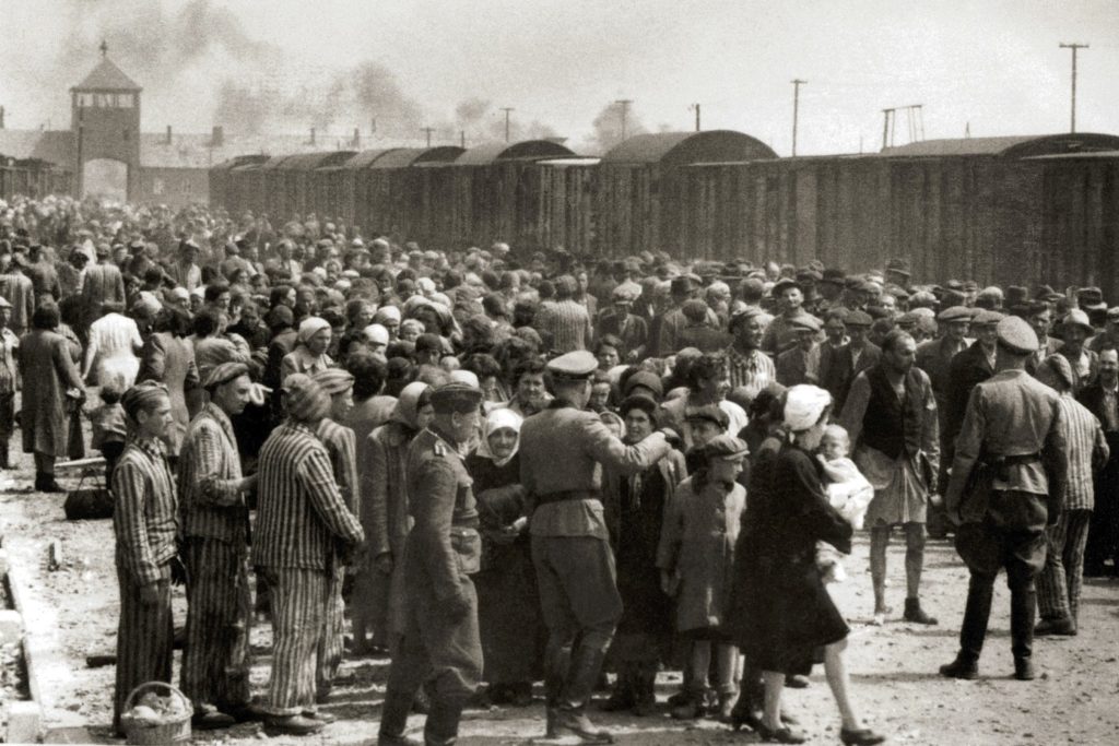 Нацисти током вршења одабира ко ће од мађарских Јевреја на рад, а ко у гасну комору на уласку у концентрациони логор Аушвиц, мај 1944. (Фото: Wikimedia/The Auschwitz Album)