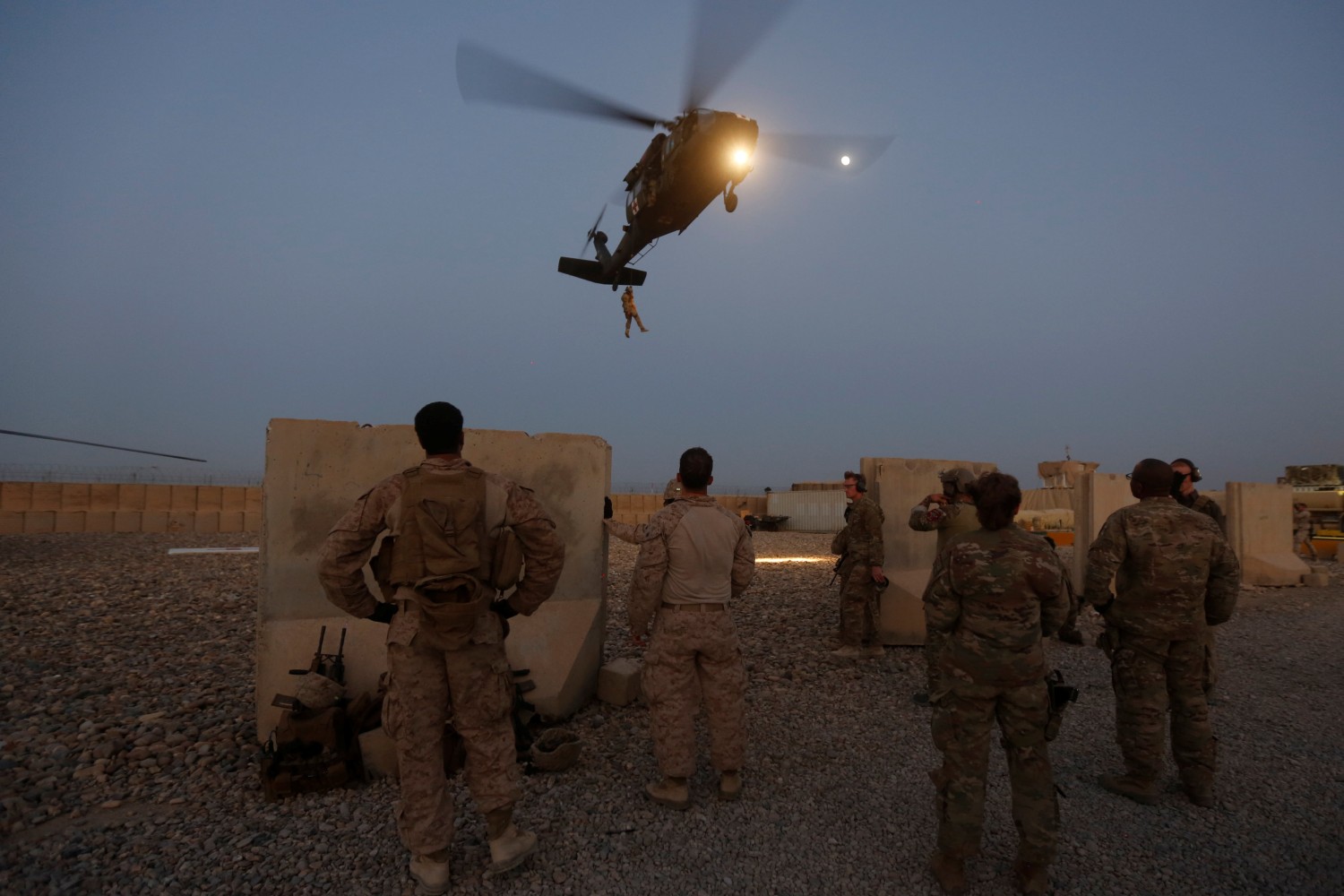 Амерички војници током извођења хеликоптерске вежбе у провинцији Хелманд (Авганистан), 06. јул 2017. (Фото: Reuters/Omar Sobhani)