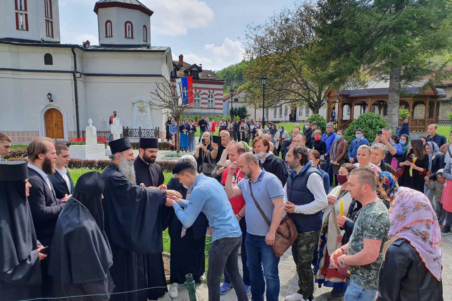Патријарх Порфирије са верницима у манастиру Раковица, 03. мај 2021. (Фото: spc.rs)