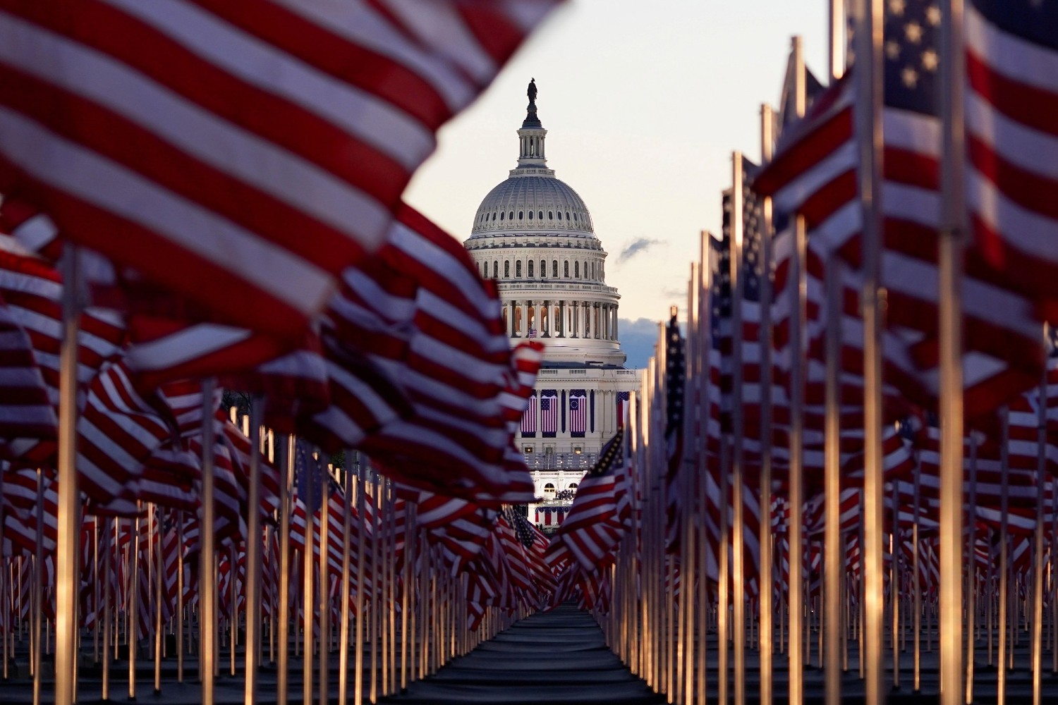 Америчке заставе на простору Националне алеје испред Капитола уочи инаугурације новоизабраног америчког председника Џозефа Бајдена, Вашингтон, 20. јануар 2021. (Фото: Reuters/Allison Shelley)