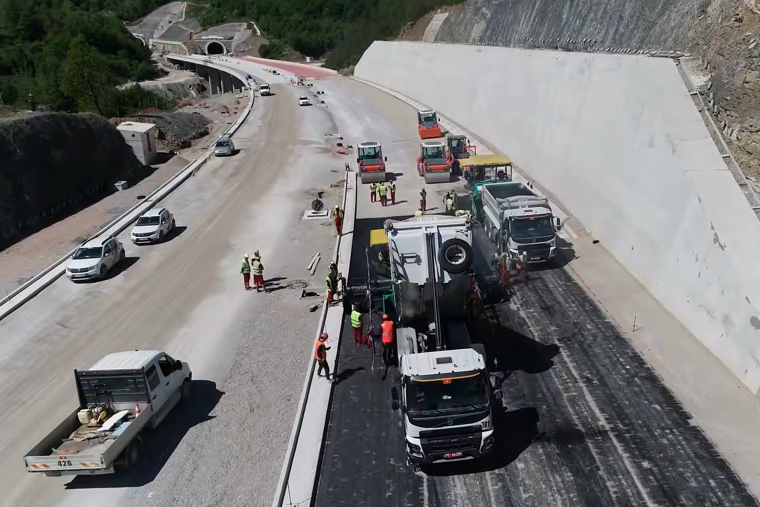 Radovi na izgradnji auto-puta Bar-Boljare kroz Crnu Goru (Foto: Snimak ekrana/Jutjub/Bemax d.o.o. Montenegro)