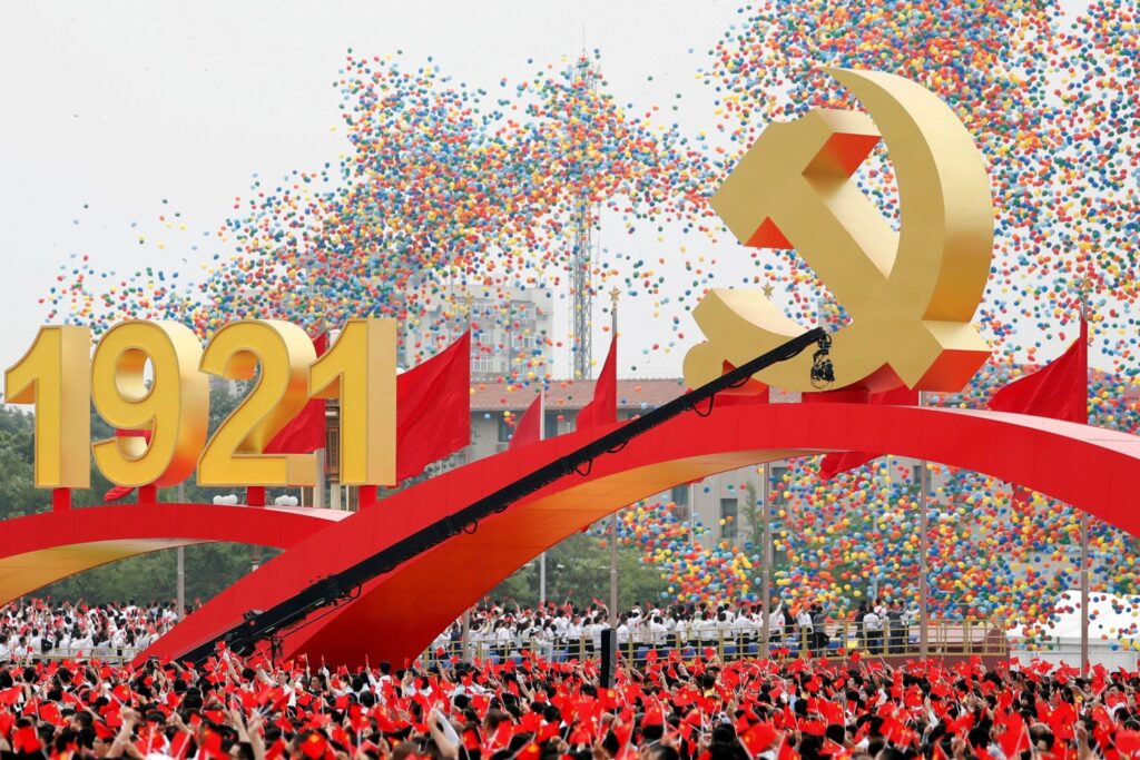 Kinezi sa nacionalnim i partijskim zastavama prilikom obeležavanja 100. godišnjice osnivanja Komunističke partije Kine na Trgu Tjenanmen, Peking, 01. jul 2021. (Foto: Reuters/Carlos Garcia Rawlins)